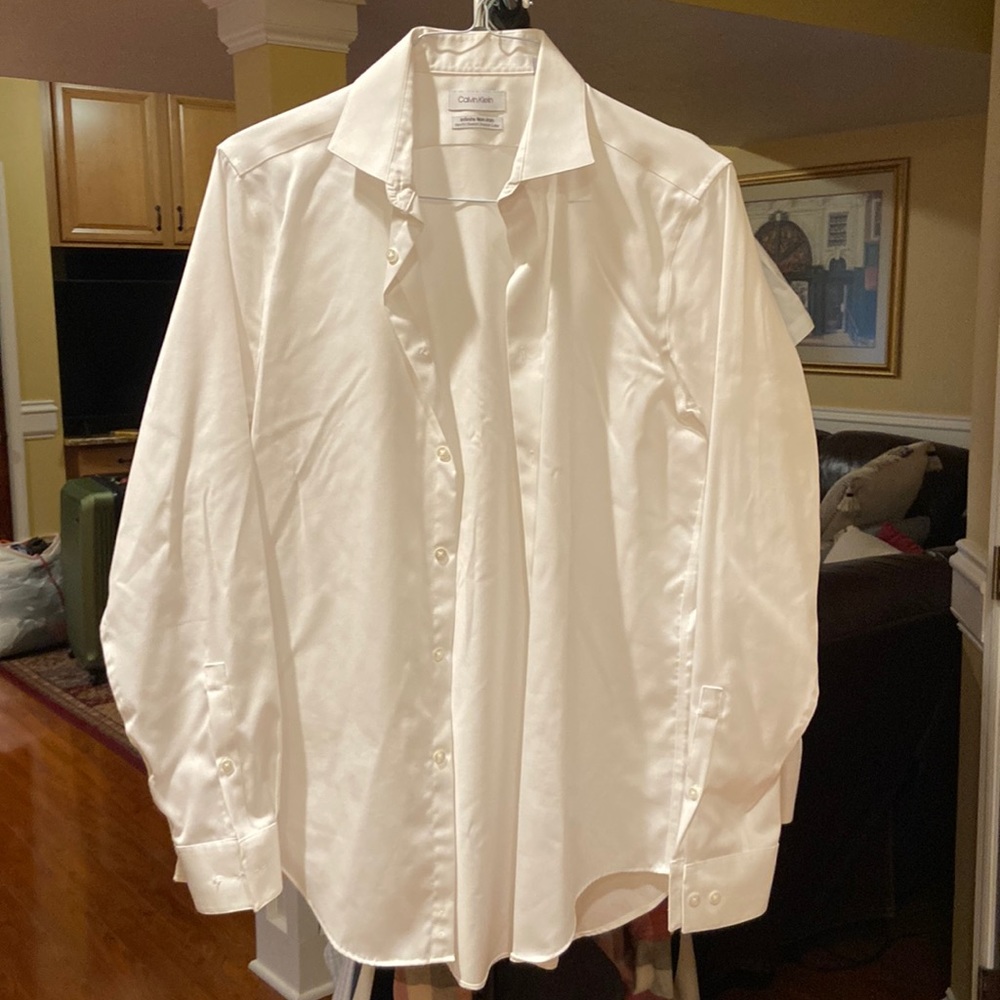 Calvin Klein no iron button down